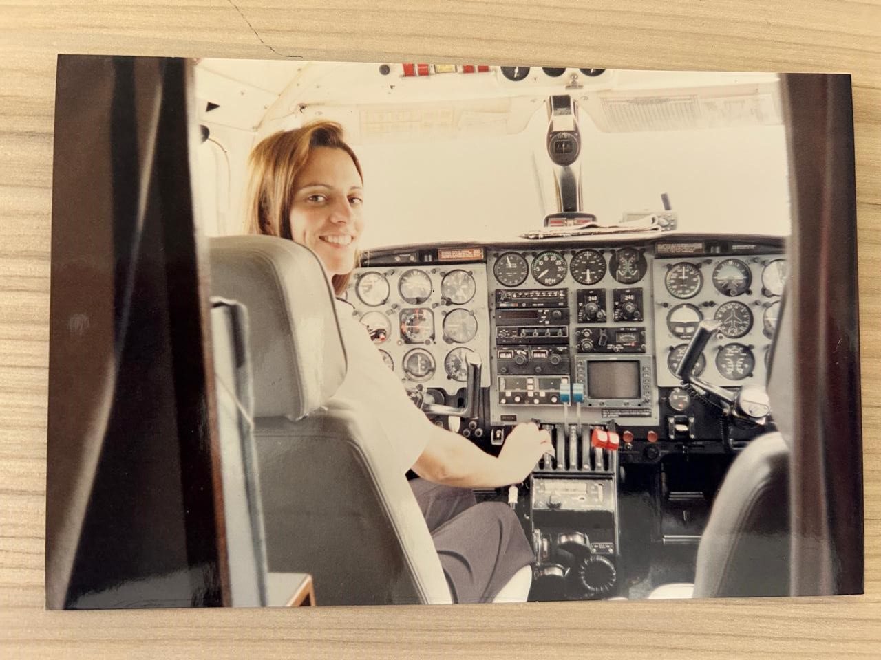 mulher piloto na cabine do avião